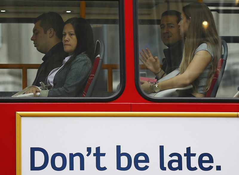 © Reuters. Passengers travel on a bus on Oxford Street during a 24-hour tube strike in London