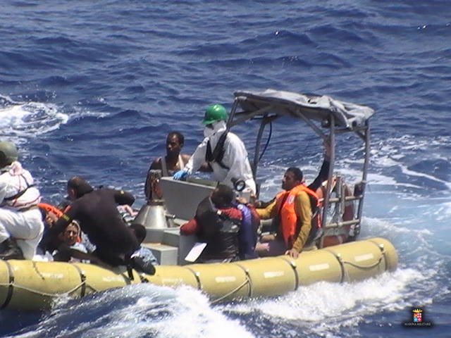 © Reuters. Barco de resgate com imigrantes, na costa da Líbia