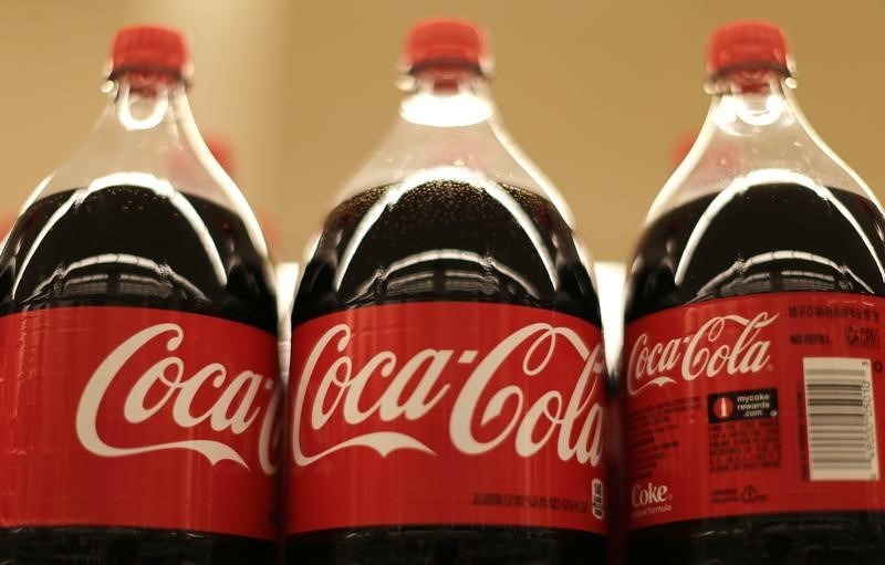 © Reuters. Bottles of Coca-Cola are seen at the Safeway store in Wheaton Maryland