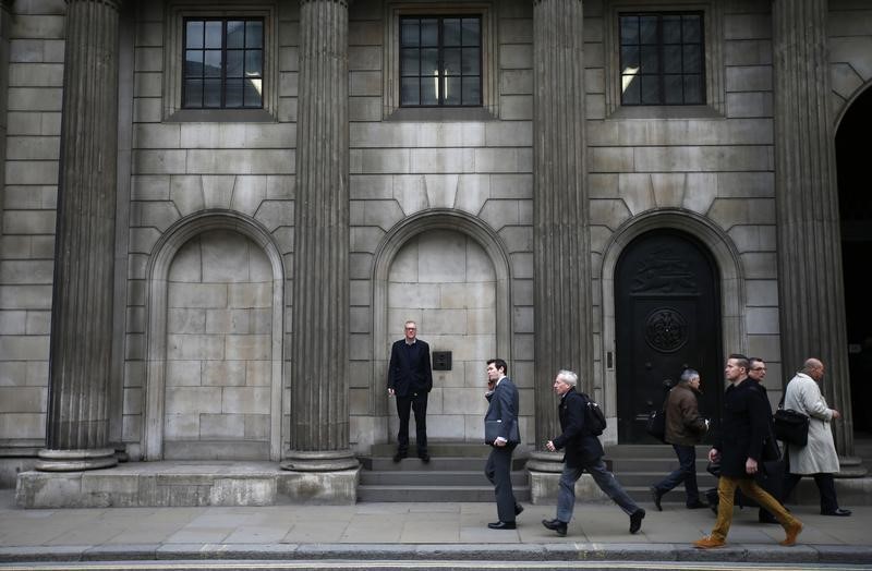 © Reuters. A man smokes a cigarette outside The London Stock Exchange