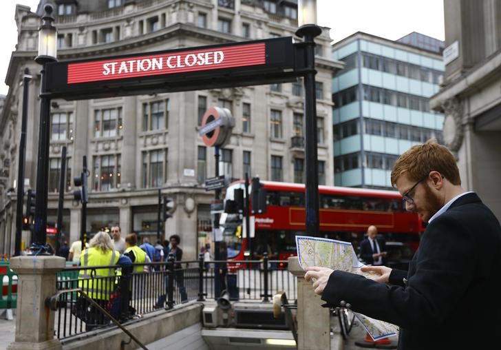 © Reuters. Entrada de estação do metrô de Oxford Circus fechada, em Londres