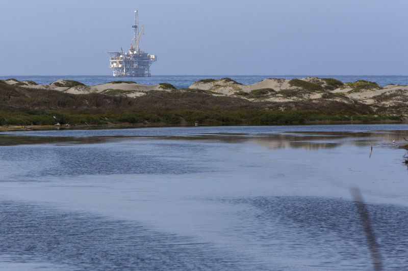 © Reuters. Нефтяная платформа у побережья Калифорнии 