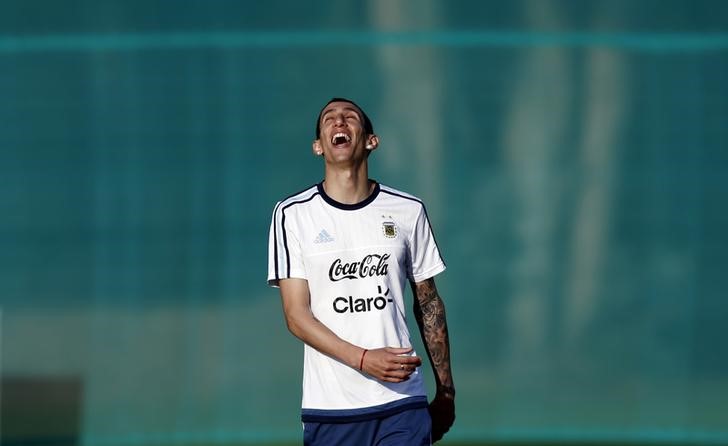 © Reuters. Argentina's Di Maria laughs during a training session in La Serena