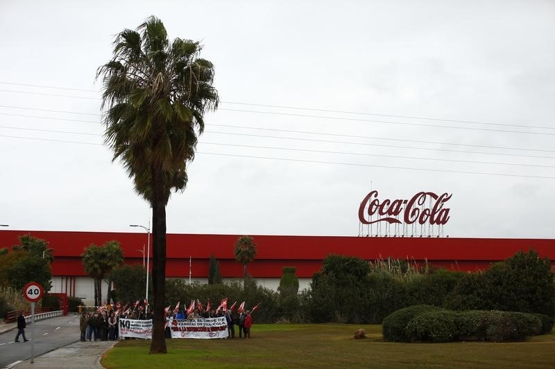 © Reuters. Coca-Cola fusiona tres embotelladoras en Europa 