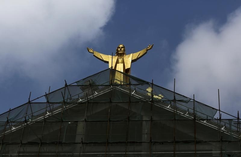 © Reuters. مسيحيون صينيون يعتصمون فوق سطح كنيسة لحماية صليبها