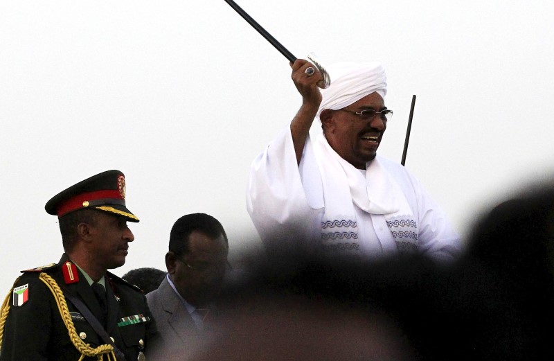 © Reuters. Sudanese President al-Bashir waves to his supporters at the airport in the capital Khartoum, Sudan