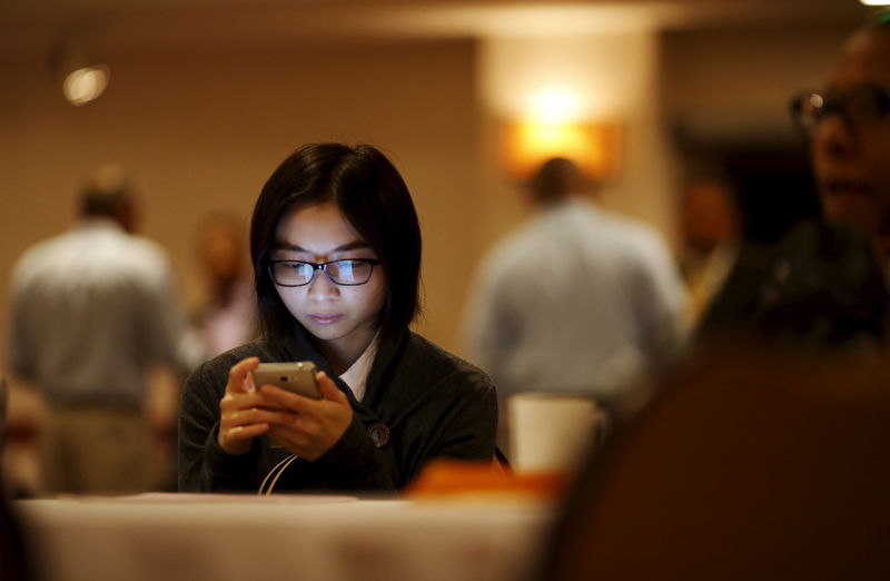 © Reuters. People attend a career fair in San Francisco, California 