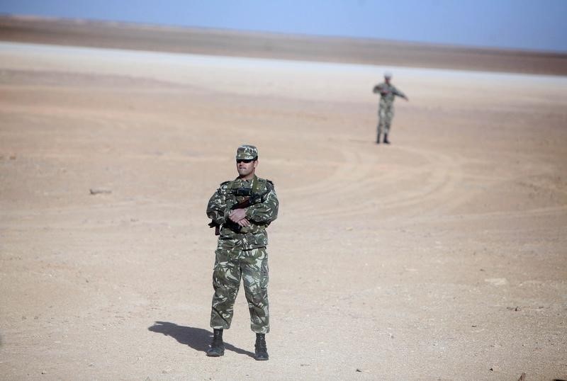 © Reuters. الجزائر تكتشف 18 مخزنا للذخيرة وتصادر متفجرات