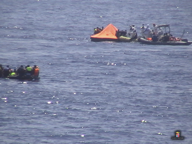 © Reuters. Il soccorso dei migranti