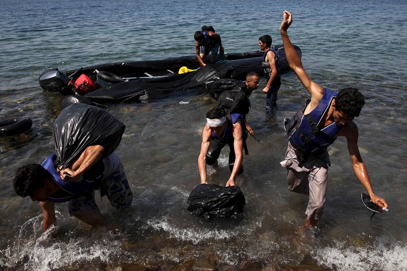 © Reuters. A dinghy with Afghan immigrants arrives on the coast of the Greek island of Lesbos after crossing from Turkey to Greece