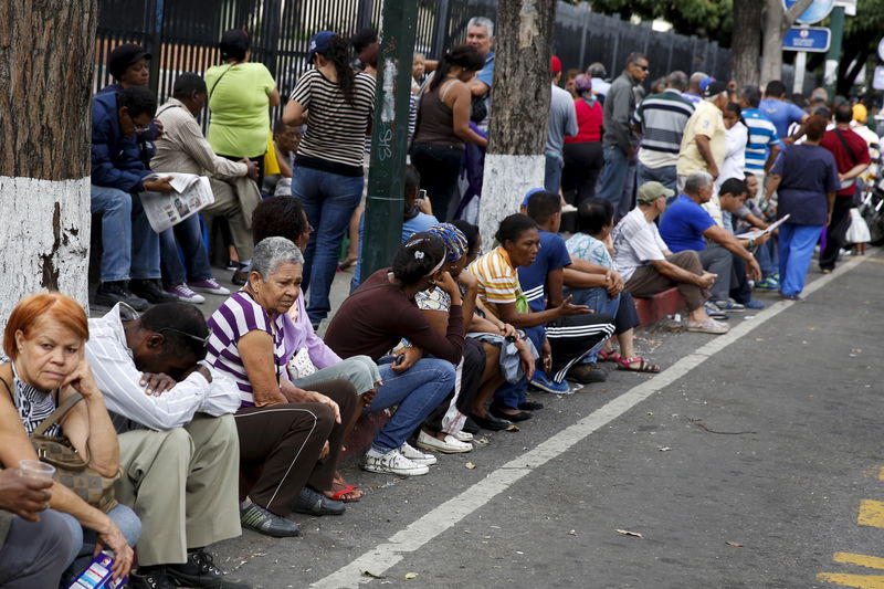 © Reuters. Pessoas fazem fila do lado de fora do supermercado Bicentenário em Caracas