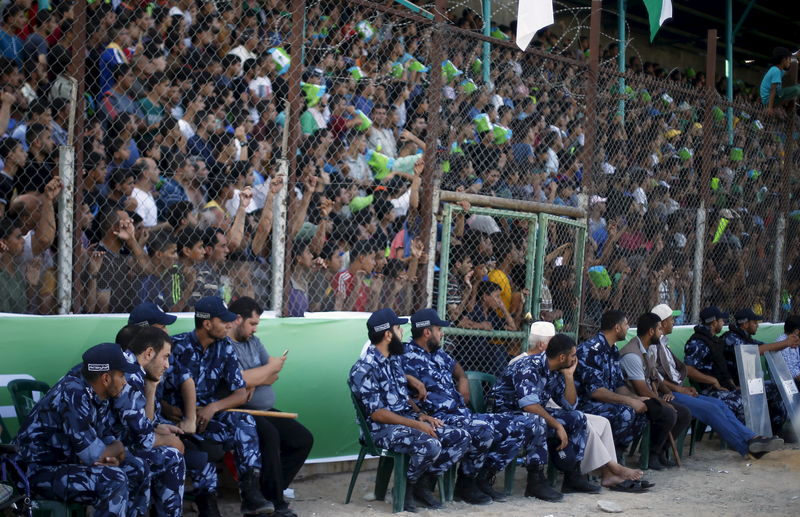 © Reuters. Policiais palestinos fazem segurança em jogo de futebol na Cidade de Gaza  