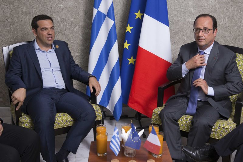 © Reuters. Primeiro-ministro grego, Alexis Tsipras, conversa com o presidente francês, François Hollande