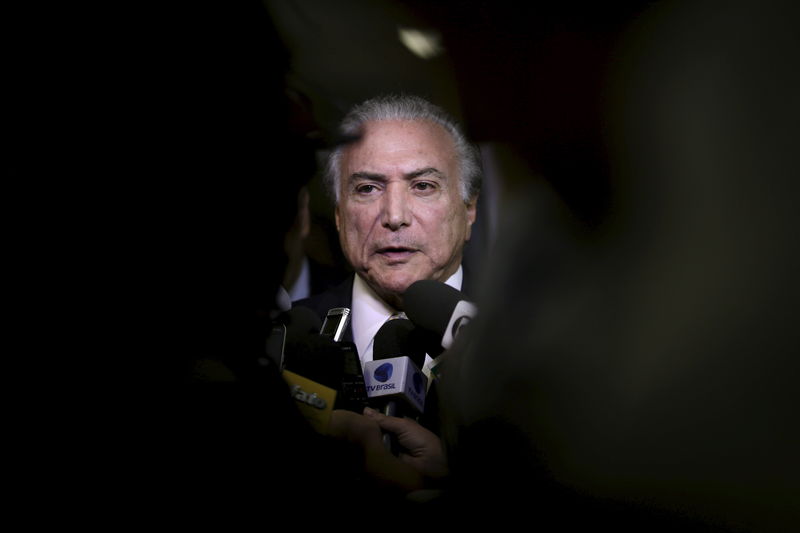 © Reuters. Vice-presidente da República, Michel Temer, fala a jornalistas