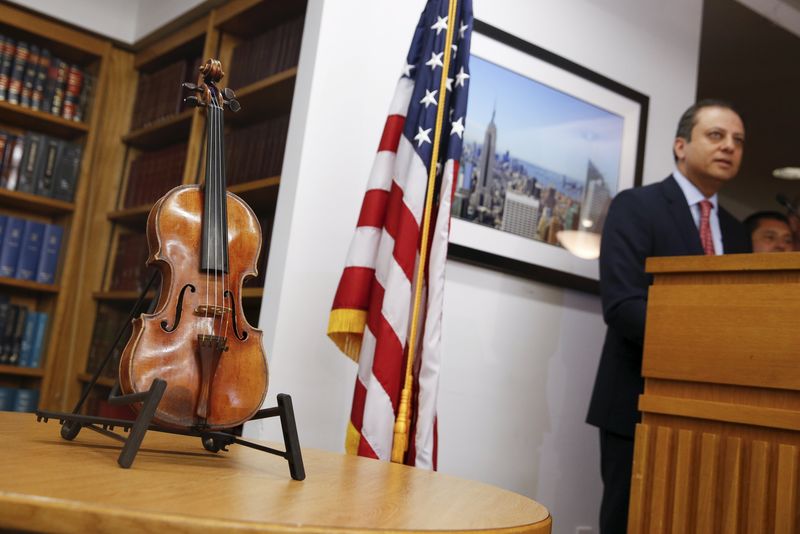 © Reuters. Violino Ames Stradivarius é exibido durante entrevista coletiva