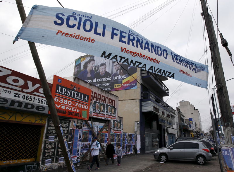 © Reuters. Propaganda política de candidatos à Presidência da Argentina