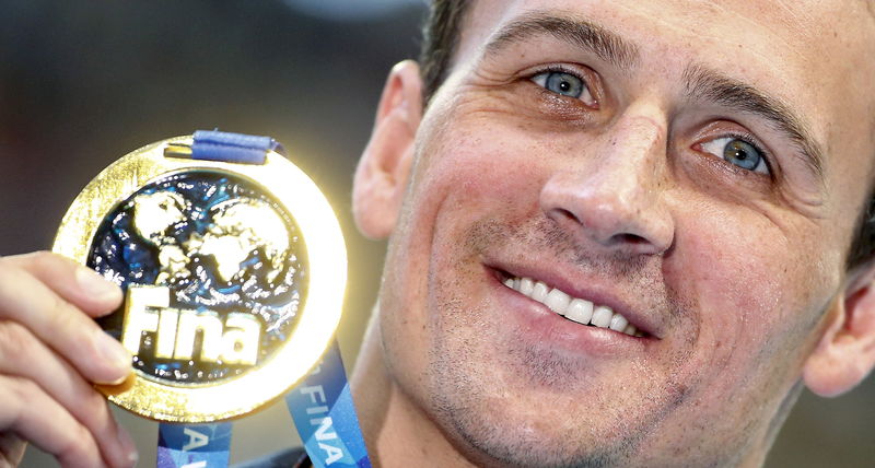 © Reuters. Nadador norte-americano Ryan Lochte exibe medalha de ouro