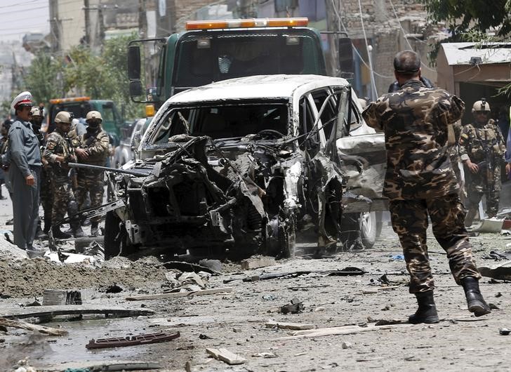 © Reuters. الشرطة:مقتل 8 وإصابة أكثر من 100 في تفجير بشاحنة ملغومة في وسط كابول