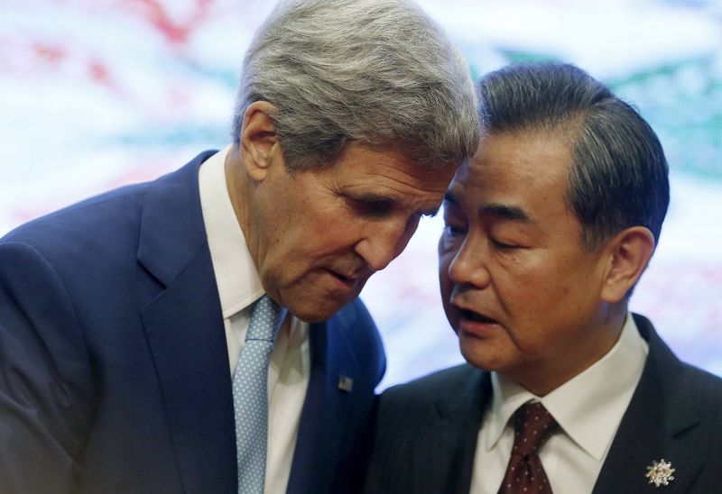 © Reuters. U.S. Secretary of State John Kerry and China's Foreign Minister Wang Yi talk at the 5th East Asia Summmit at the 48th Association of Southeast Asian Nations (ASEAN) foreign ministers meeting in Kuala Lumpur, Malaysia