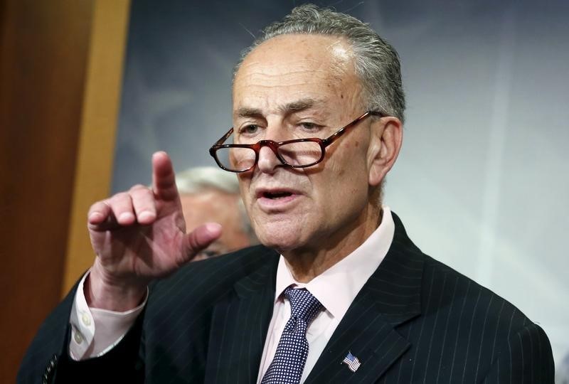 © Reuters. Sen. Chuck Schumer gestures at a news conference on Amtrak funding on Capitol Hill in Washington