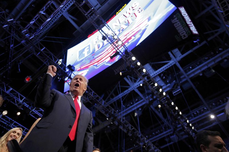 © Reuters. Republican 2016 U.S. presidential candidate and businessman Donald Trump leaves the stage at the end of the first official Republican presidential candidates debate of the 2016 U.S. presidential campaign in Cleveland