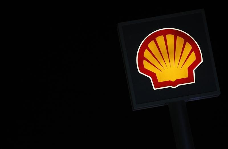 © Reuters. A Shell logo is seen at a petrol station in Ankara