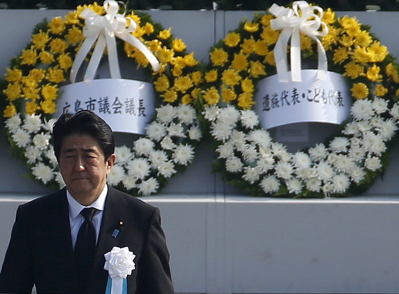 © Reuters. Japan's PM Abe walks as he attends  a ceremony at the Peace Memorial Park in Hiroshima