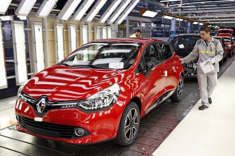 © Reuters. A Renault Clio IV car is pictured in the final check area at the Renault automobile factory in Flins