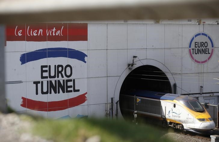 © Reuters. A high-speed Eurostar train enters the Channel tunnel in Coquelles