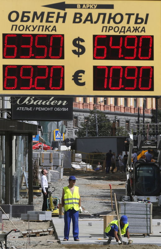 © Reuters. Табло с курсами обмена валюты в Москве