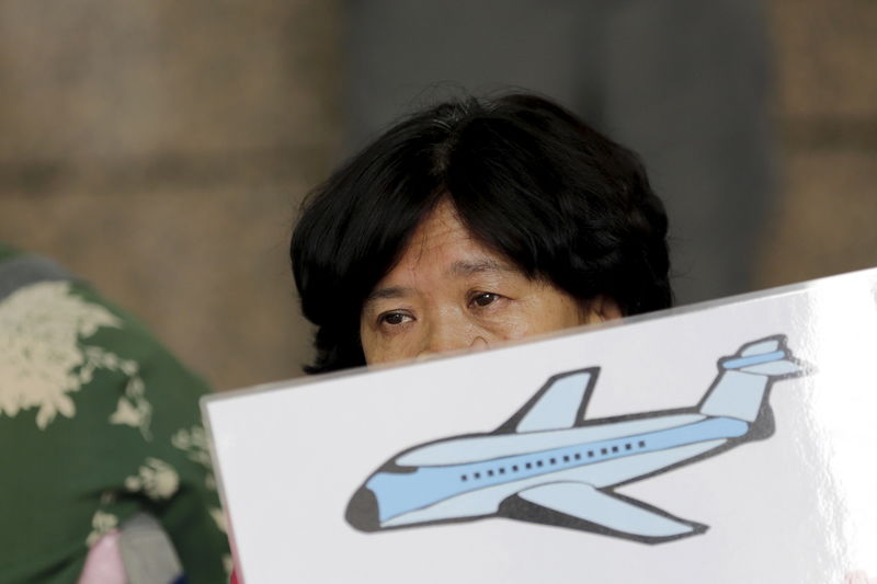 © Reuters. أسر صينية تسعى للحصول على أجوبة عن أقاربها المفقودين في الطائرة الماليزية