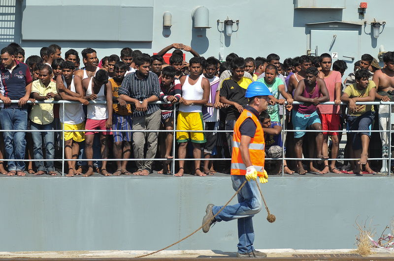 © Reuters. ايطاليا تعتقل مهربين ليبيين وجزائريين بشأن غرق قارب مهاجرين