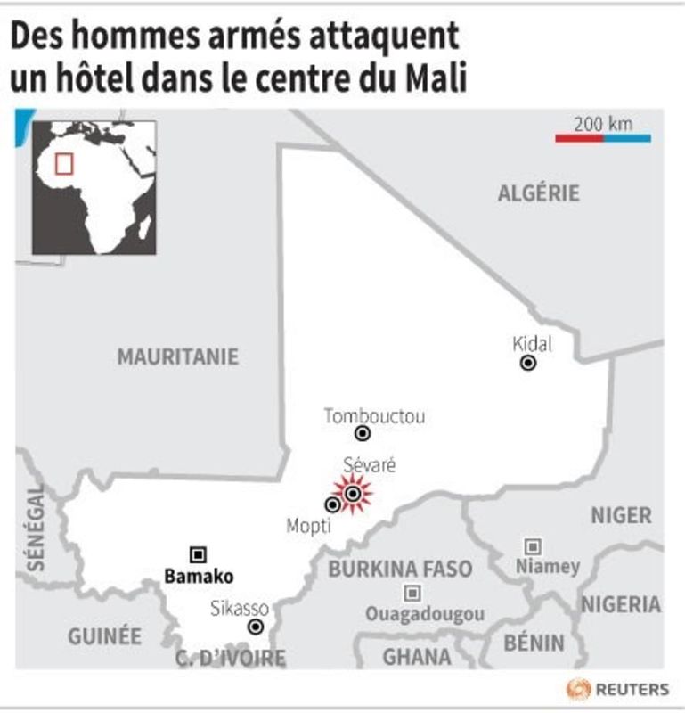 © Reuters. DES HOMMES ARMÉS ATTAQUENT UN HÔTEL DANS LE CENTRE DU MALI