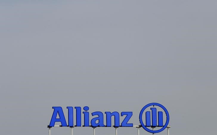 © Reuters. Логотип Allianz SE на крыше штаб-квартиры компании в Унтерферинге 