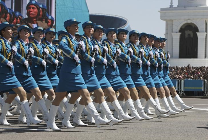 © Reuters. Участницы военного парада по случаю Дня защитника отечества в Астане 