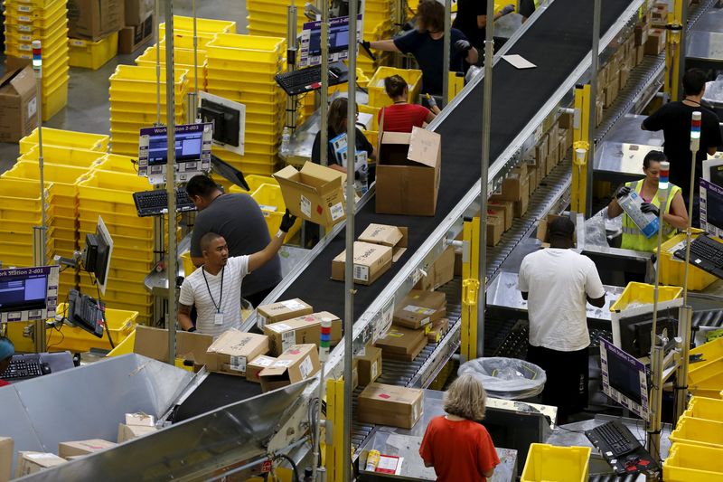 © Reuters. Trabalhadores de companhia de serviço de entregas, na Califórnia