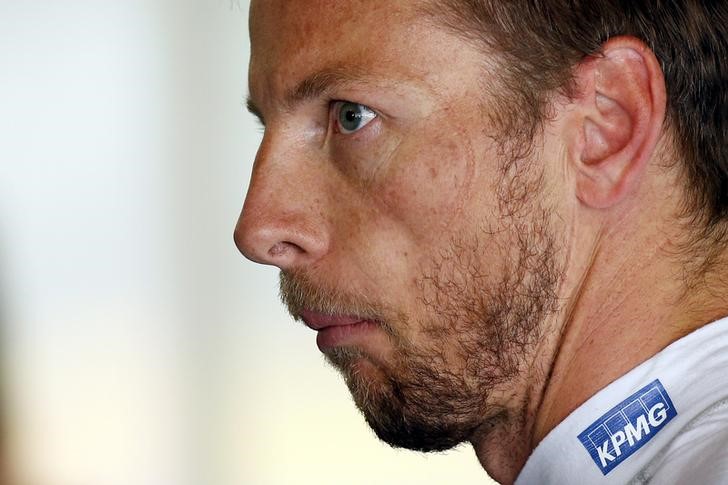 © Reuters. Piloto Jenson Button durante treino na Espanha