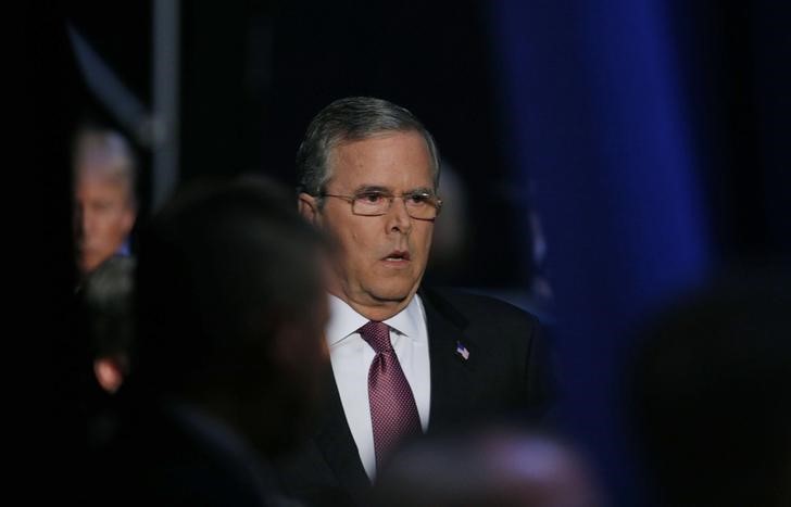 © Reuters. Republican 2016 U.S. presidential candidate and former Florida Governor Jeb Bush heads to the stage for the start of the first official Republican presidential candidates debate of the 2016 U.S. presidential campaign in Cleveland