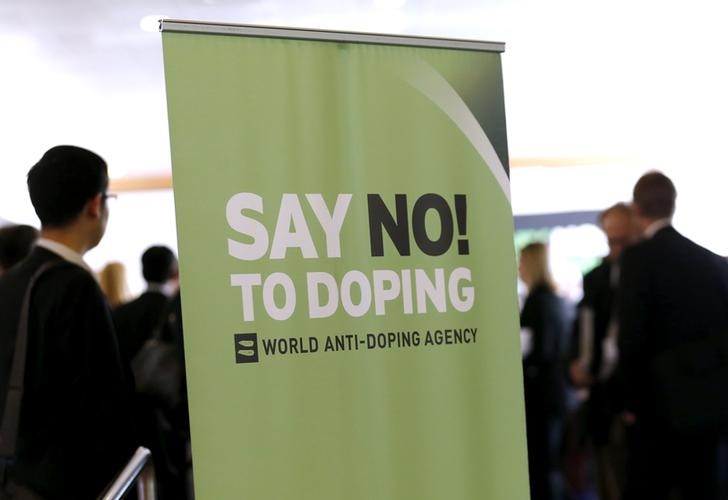 © Reuters. Personas hablan antes del inicio del Simposio anual de la Agencia Mundial Antidopaje (Wada, por sus siglas en inglés), en Lausanne 