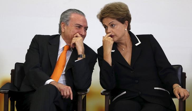 © Reuters. Presidente Dilma Rousseff fala com o vice-presidente, Michel Temer, durante cerimônia no Palácio do Planalto 