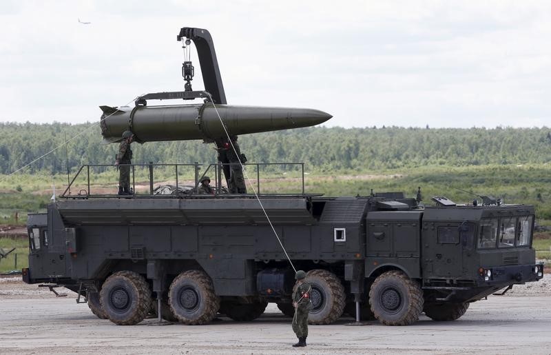 © Reuters. Russian servicemen equip an Iskander tactical missile system at the Army-2015 international military-technical forum in Kubinka