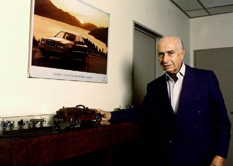 © Reuters. FILE PHOTO OF FIVE TIME ARGENTINE FORMULA ONE WORLD CHAMPION JUAN
MANUEL FANGIO.