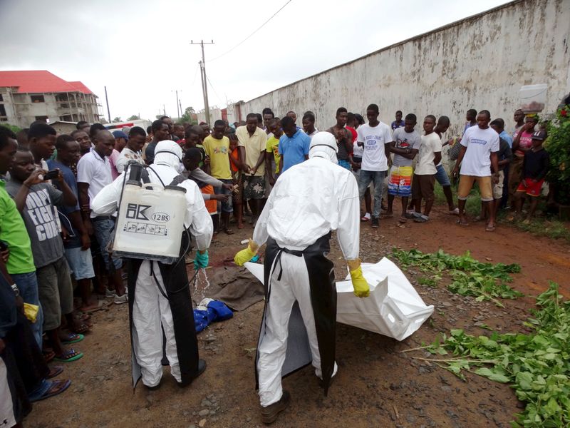 © Reuters. Agentes de saúde se preparam para retirar corpo de homem suspeito de ter Ebola 