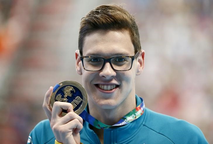 © Reuters.  Larkin of Australia celebrates with gold medal after men's 200m backstroke final at Aquatics World Championships in Kazan