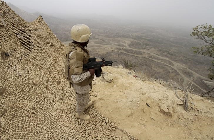 © Reuters. مقتل جندي سعودي في قصف عبر الحدود مع اليمن