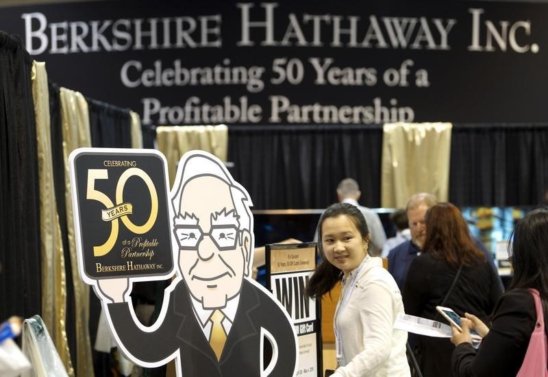 © Reuters. A Berkshire Hathaway shareholder poses with a likeness of Berkshire CEO Warren Buffett at the shareholder's shopping day in Omaha

