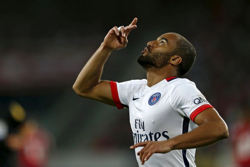 © Reuters. Lucas, do Paris St Germain, comemora seu gol contra o Lille