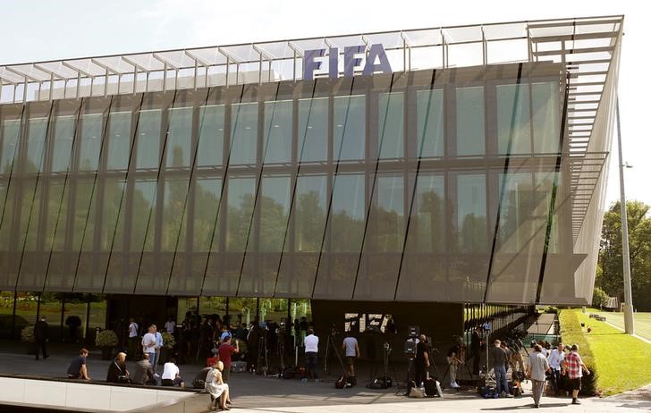 © Reuters. Jornalistas se reúnem em frente à sede da Fifa