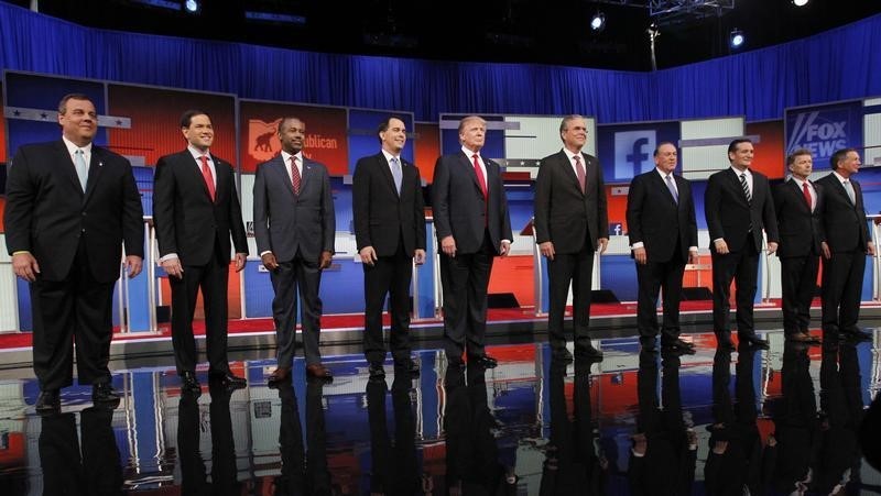 © Reuters. Republican 2016 presidential candidates pose at the start of the first official Republican presidential candidates debate of the 2016 U.S. presidential campaign in Cleveland