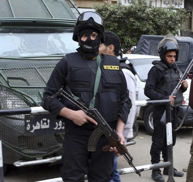 © Reuters. مقتل شرطي وإصابة ثلاثة في هجوم على سيارة سجناء في مصر